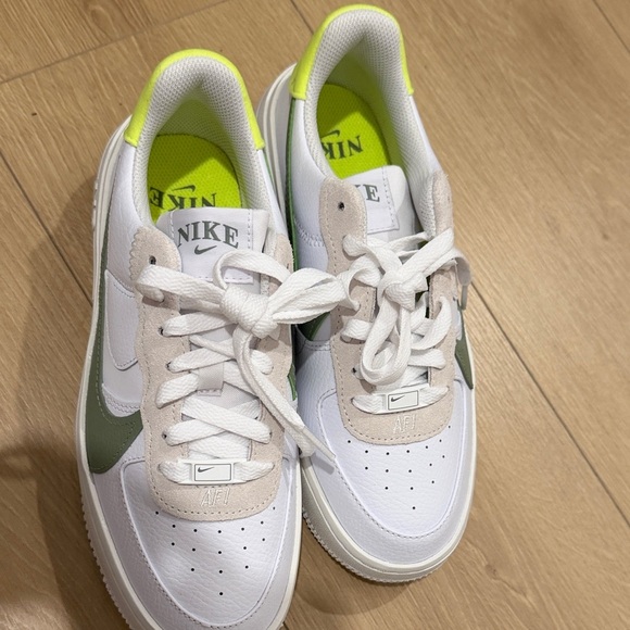 NikeTrendy Air Force 1 Women Shoes - Picture 3 of 6